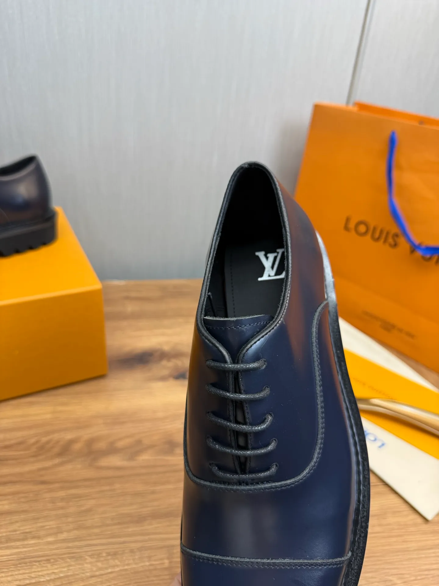 Men's shoes 💰900💰 LV. Men's casual lace-up leather shoes, the latest hot style 🔥 1:1 original purchase quality, top quality goods ⬆️The upper is imported open-edge beaded cowhide, cowhide, and cow suede. The hand-made three-dimensional stitching highlights the round toe design. The inner foot pads are all imported cowhide, with the original wear-resistant foam outsole, matching code 39-44, (38, 45 custom-made, non-refundable)
